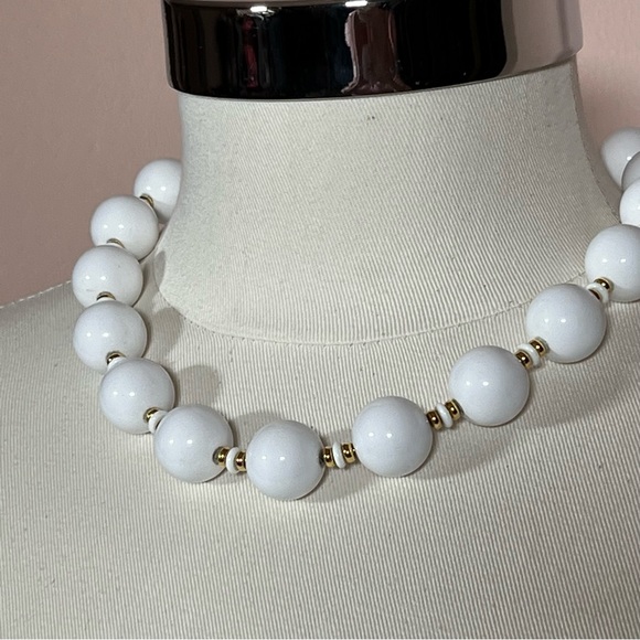 Vintage 40 50 Retro Monet Chunky White Lucite Beaded Choker Necklace Gold - Picture 1 of 17